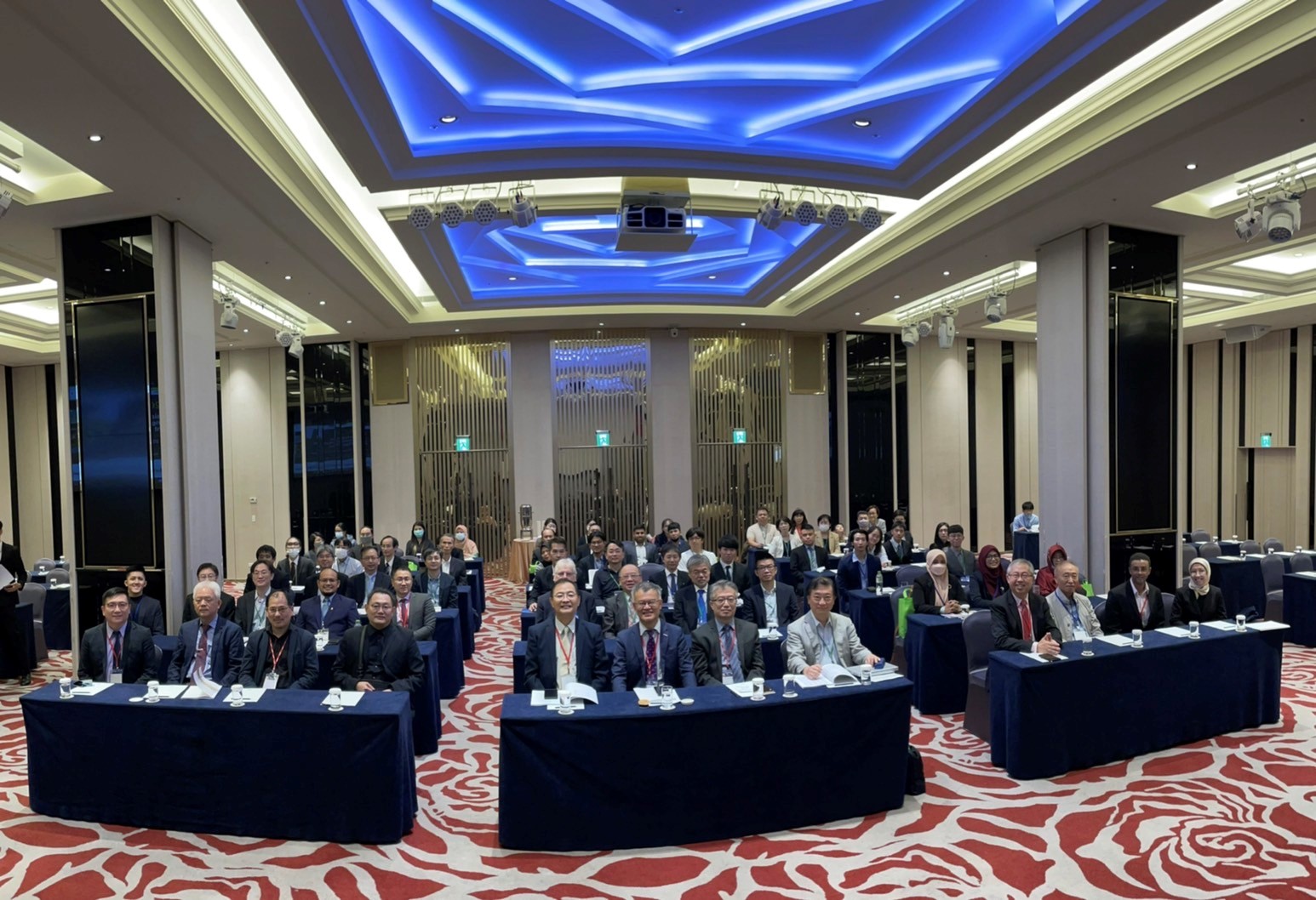 圖為APIEMS 2022研討會上,亞太工業工程與管理學會會長Hirokazu Kono會長(前排右5)、國家科學及技術委員會工業工程與管理學門召集人范書愷教授(前排右6) 、中國工業工程學會理事長簡禎富(前排右7) 、亞大管理學院院長林君維(前排右8)、亞大創新循環經濟研究中心曾明朗講座教授(前排右9),和與會專家學者合影。