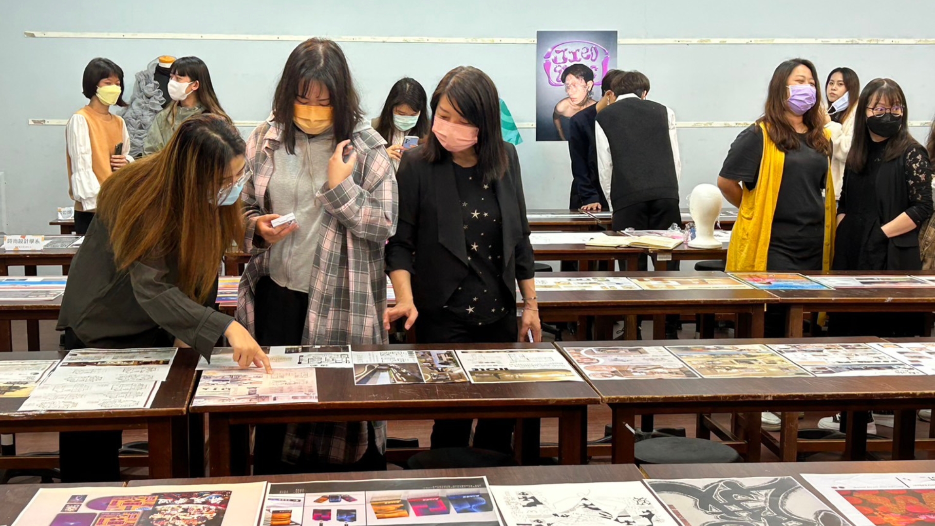 圖為亞大發明中心舉辦創意設計精實輔導班成果展,吸引大批同學參觀。