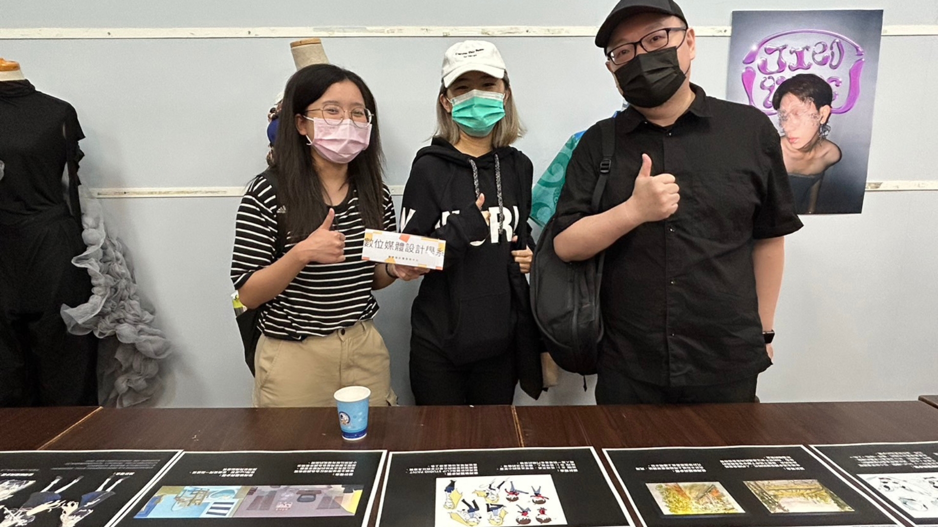 圖為創意設計精實輔導班同學,在成果展上與老師合影。