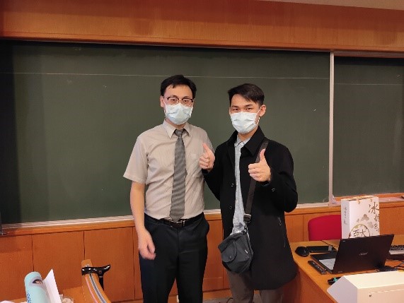 圖為「碳盤查實務應用」專題課程,主講人資深顧問張祐程(左),與提問學生合影。