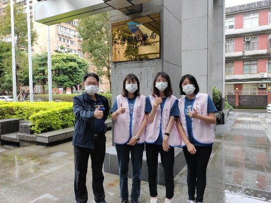 圖為亞大會資系老師胡亞平(左1),帶參賽同學赴交通部航港局領獎,並進行成果發表。