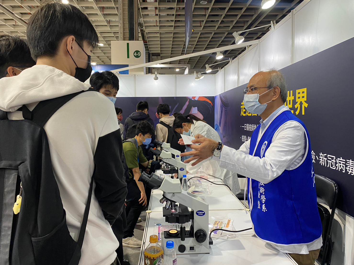 圖為「中亞聯大」兩校醫技系攤位,滿滿人潮。