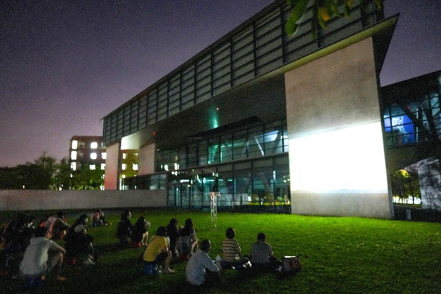 圖為亞美館外的露天電影院,吸引大批亞大師生和附近住戶,席地而坐在草地上觀賞電影。