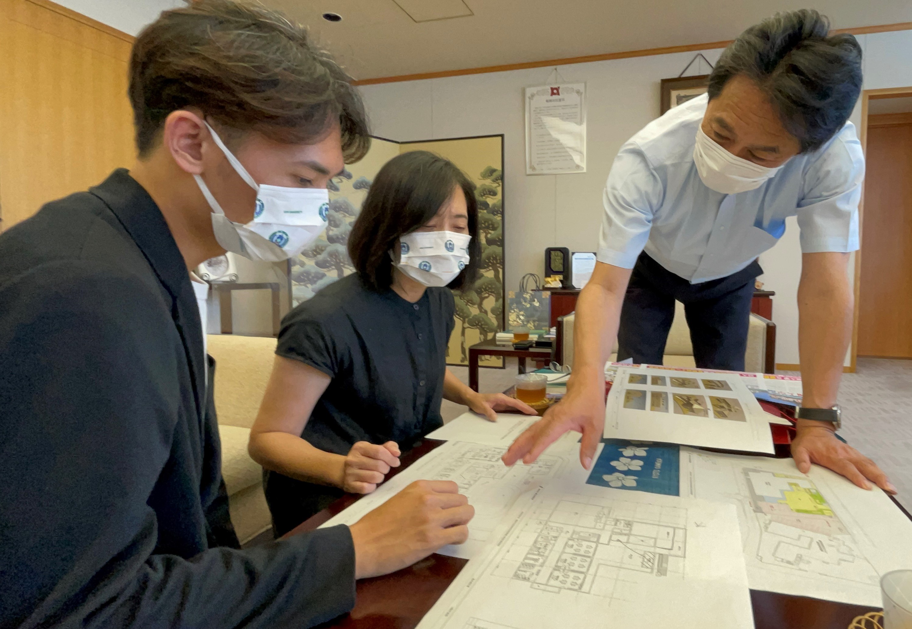 圖為亞大室設系同學,前往日本京都亀岡市實習。亀岡市長桂川孝裕(右1)親自接待說明,讓同學參與設計市府新建幼兒園。亞大同學的設計方案獲議會審議通過將興建,讓同學的設計夢在日本實現。