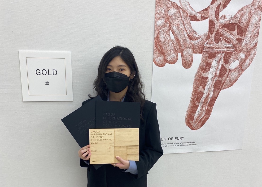 圖為亞大視傳系同學塗芷妤,她的得獎作品「Fruit or Fur?」,隱喻「人類扒動物的毛皮,就像削水果一樣簡單」,獲國際評審團青睞。
