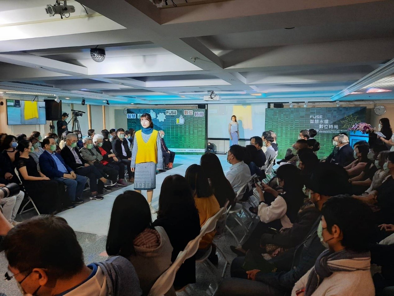 圖為亞大時尚系同學,進行紡織成果動態展演。