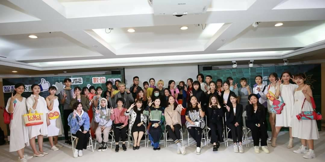 圖為亞洲大學時尚系承辦「2022紡織相關產業專案計畫成果展」,執行團隊45位師生合影。