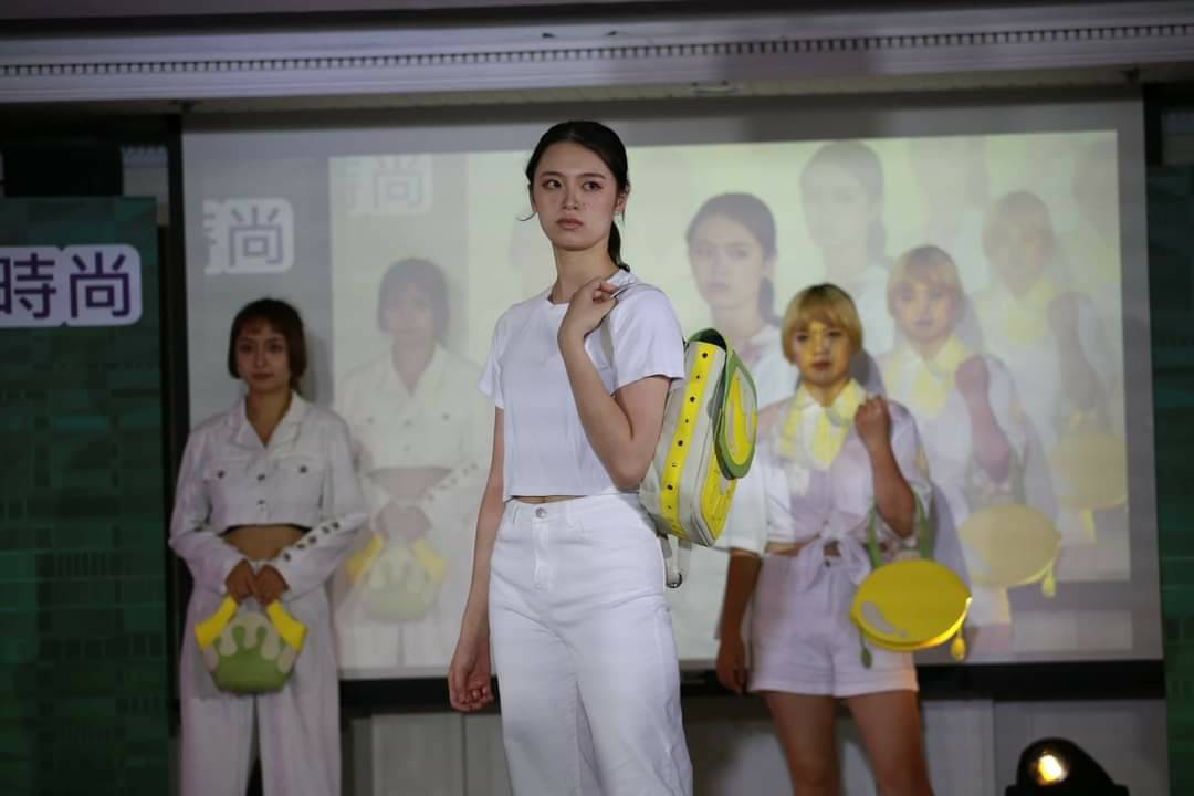 圖為亞大時尚系模特兒,展示袋包設計產品。