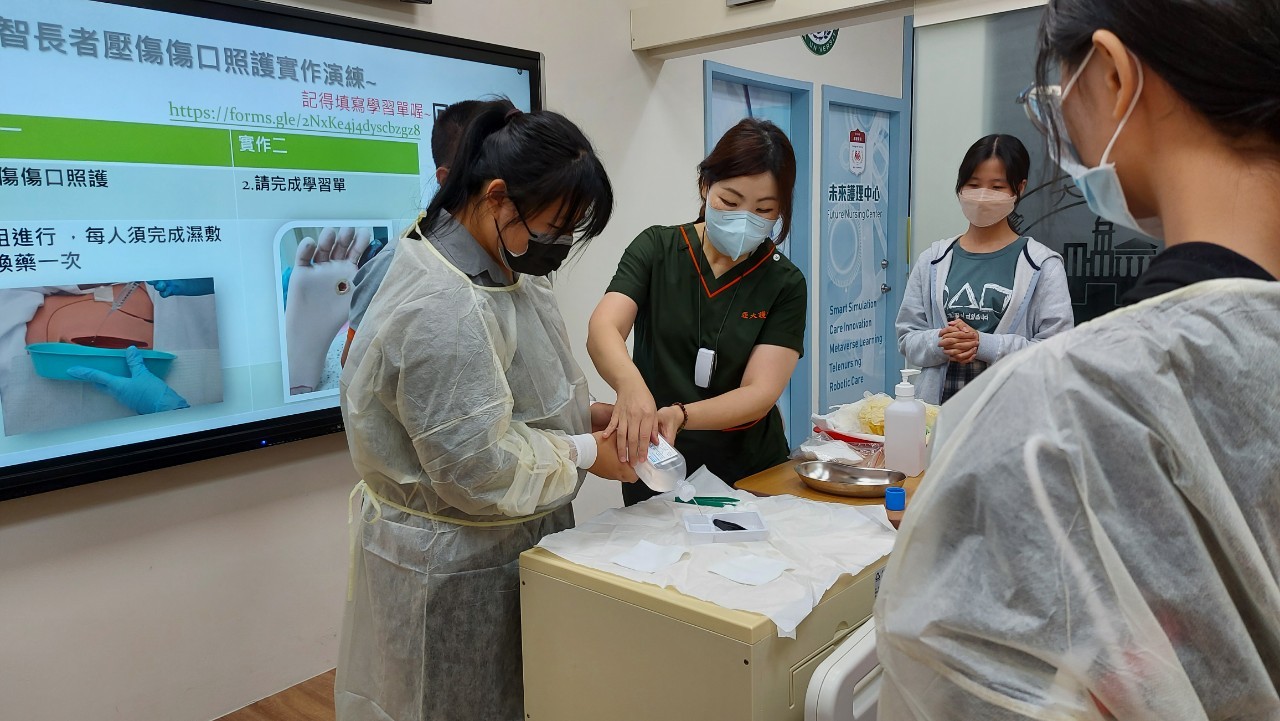 圖為亞大護理系老師彭逸稘,帶領同學在未來護理中心智慧病房,實際操作高齡者傷口清瘡。