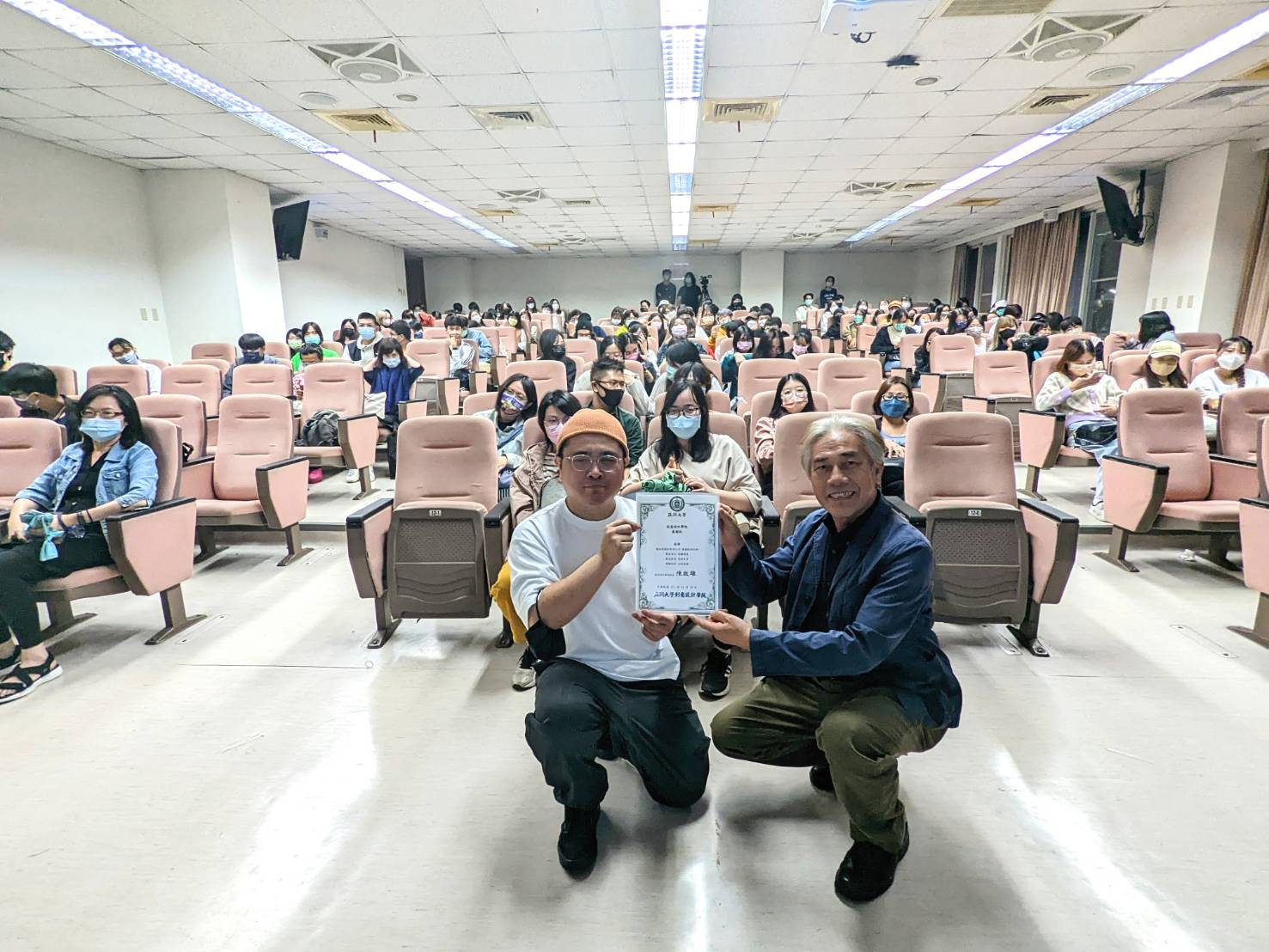 圖為亞大設計學院舉辦「永續設計力」講座,演講者廖國凱設計師(前排左)、商設系老師陳齊川(前排右)與同學合影。