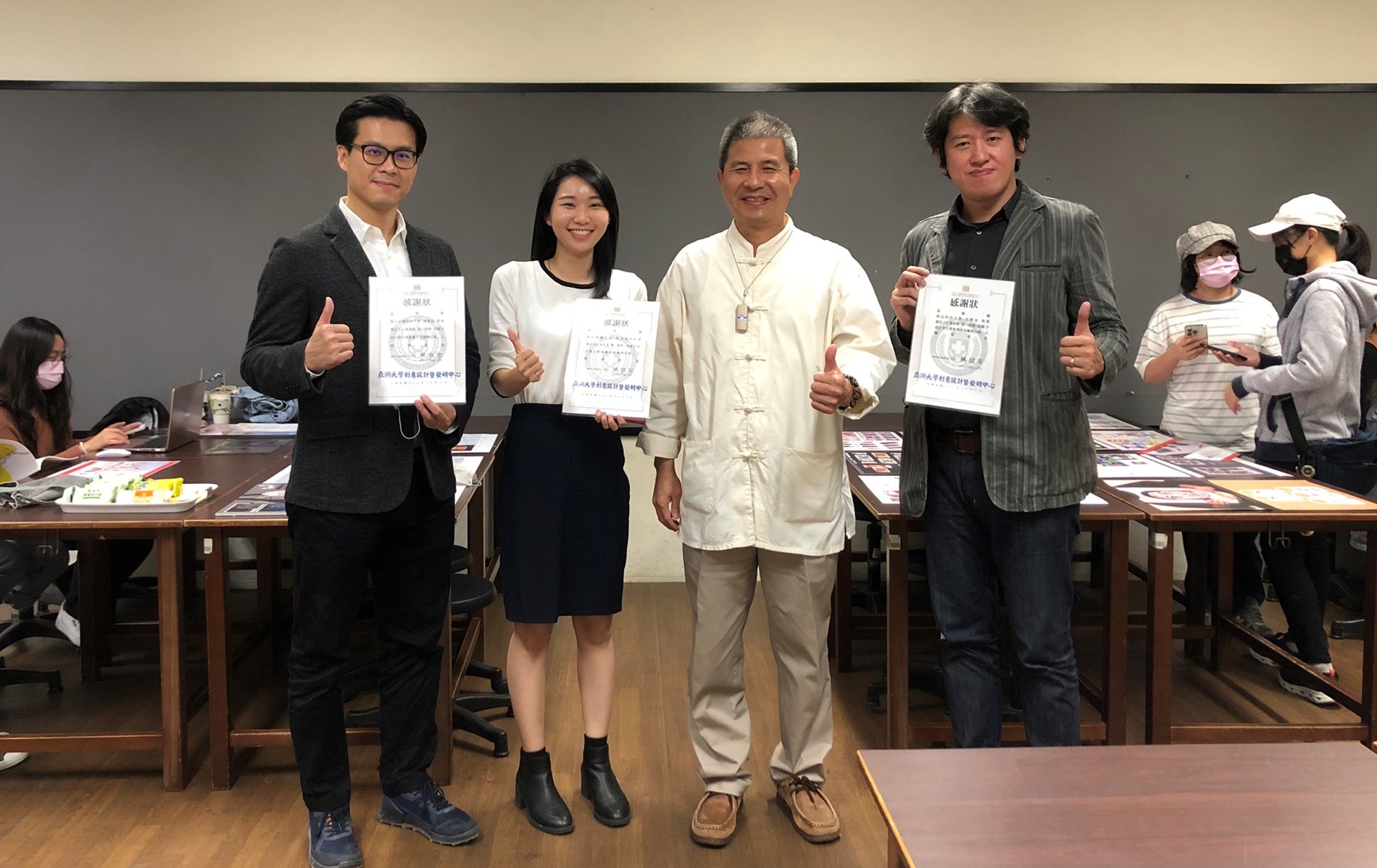 圖為亞洲大學副校長兼創意設計學院院長陳啟雄(右2),致贈感謝狀給台科大學教授陳彥廷(右4)、明志科大教授李鍇朮(右1)、及設計懶人包吳品潔設計師(右3)。