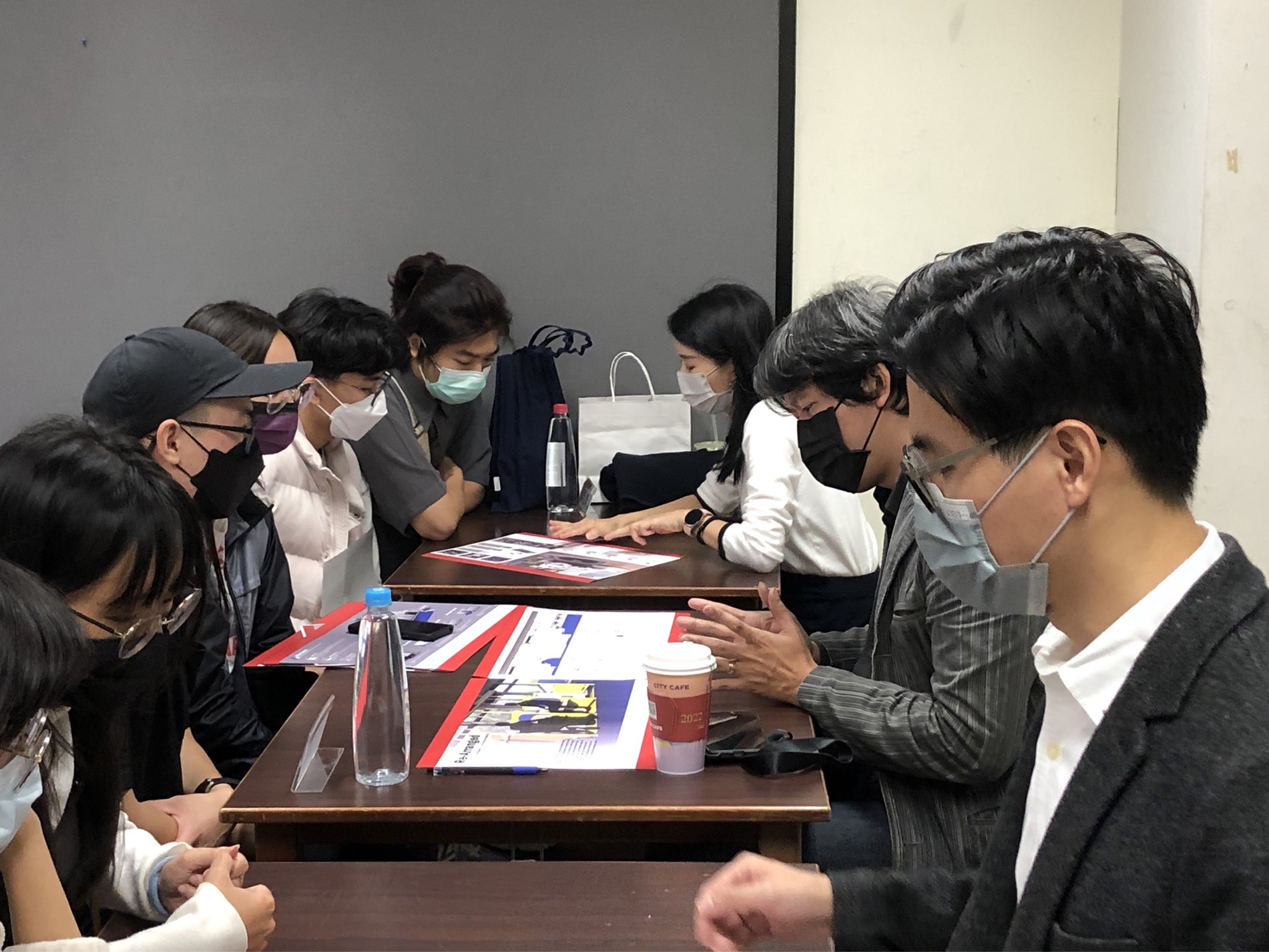 圖為在「2023德國IF設計學生獎」參賽作品輔導活動,輔導委員1對1指導同學的作品修正。