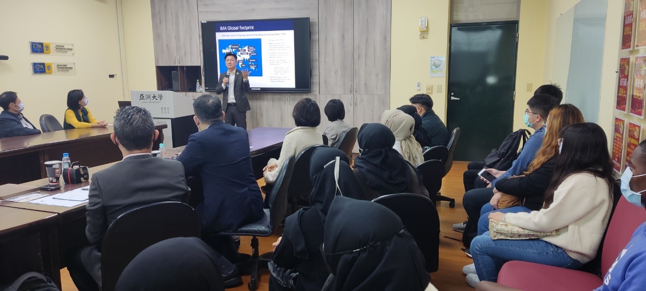 圖為IMA資深主管Dr. Herino(站立者),介紹IMA協會與CMA考試。