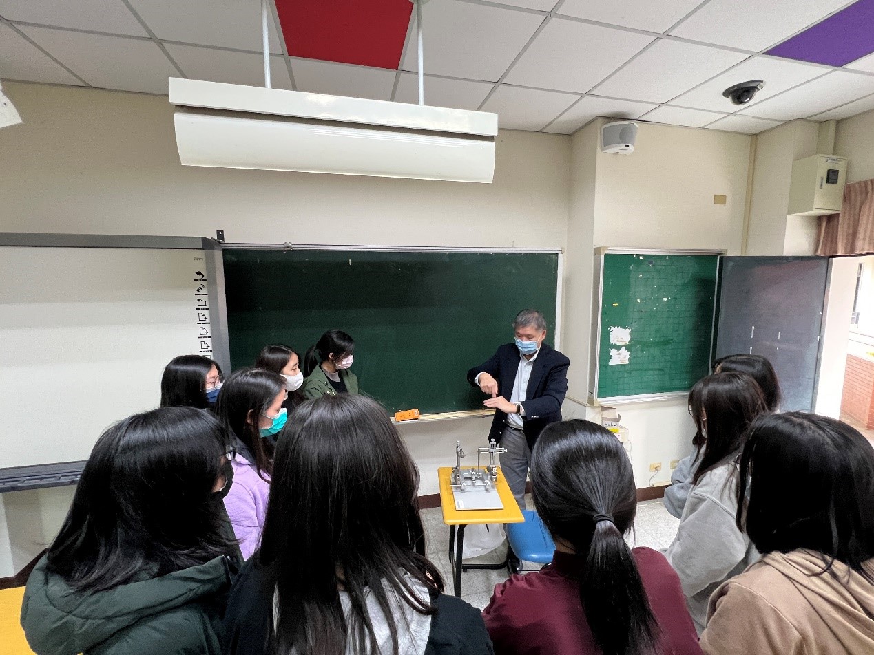 圖為亞大心理系主任廖瑞銘,介紹腦部立體固定手術儀。