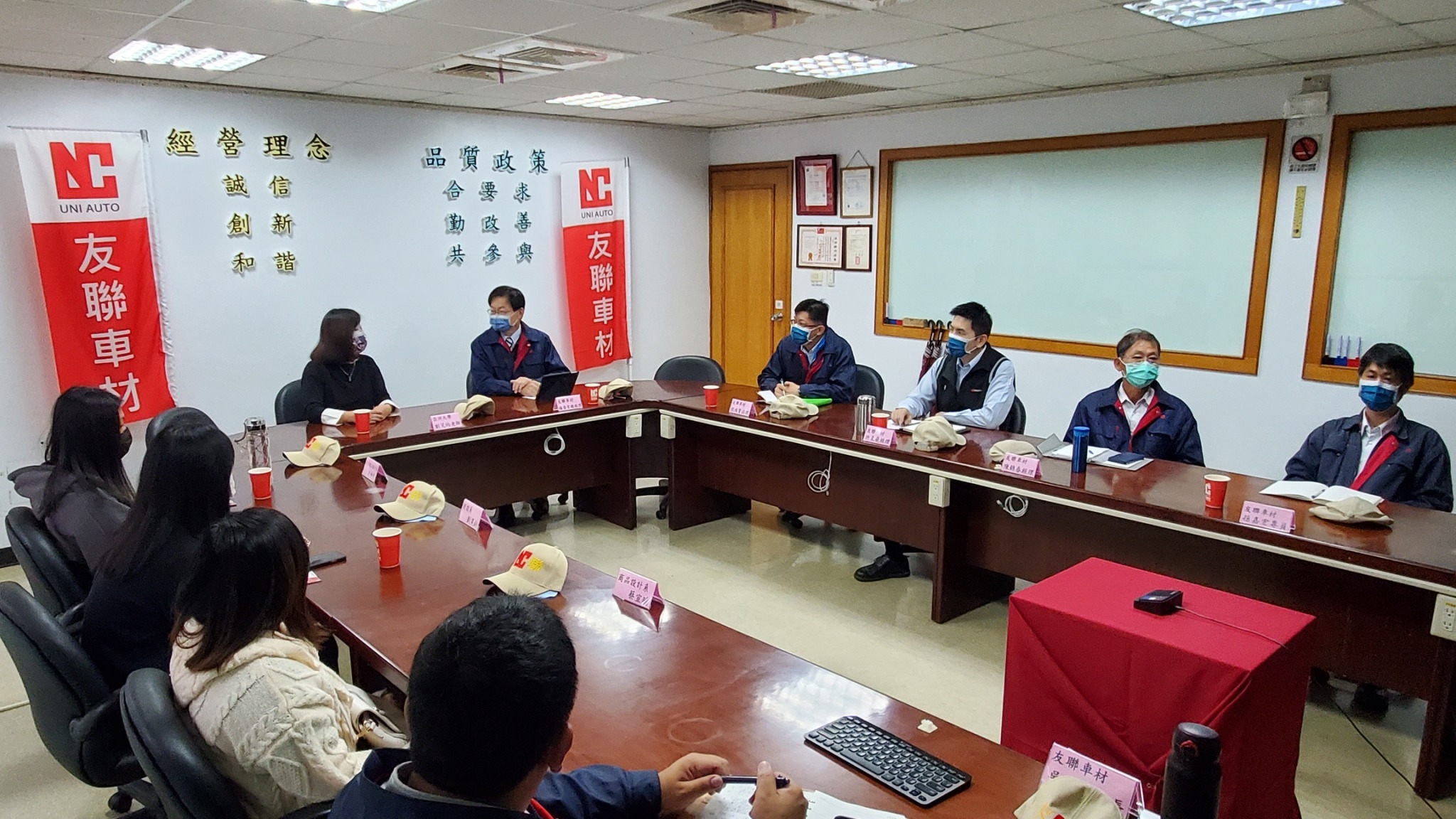 圖為亞大商設系師生,參訪友聯公司製作生產線。