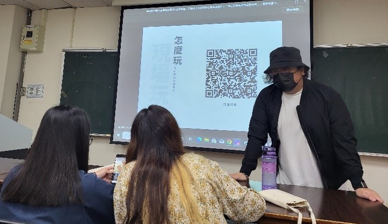 圖為良好設計公司品牌總監莊培禹(右),指導同學體驗AR口罩。