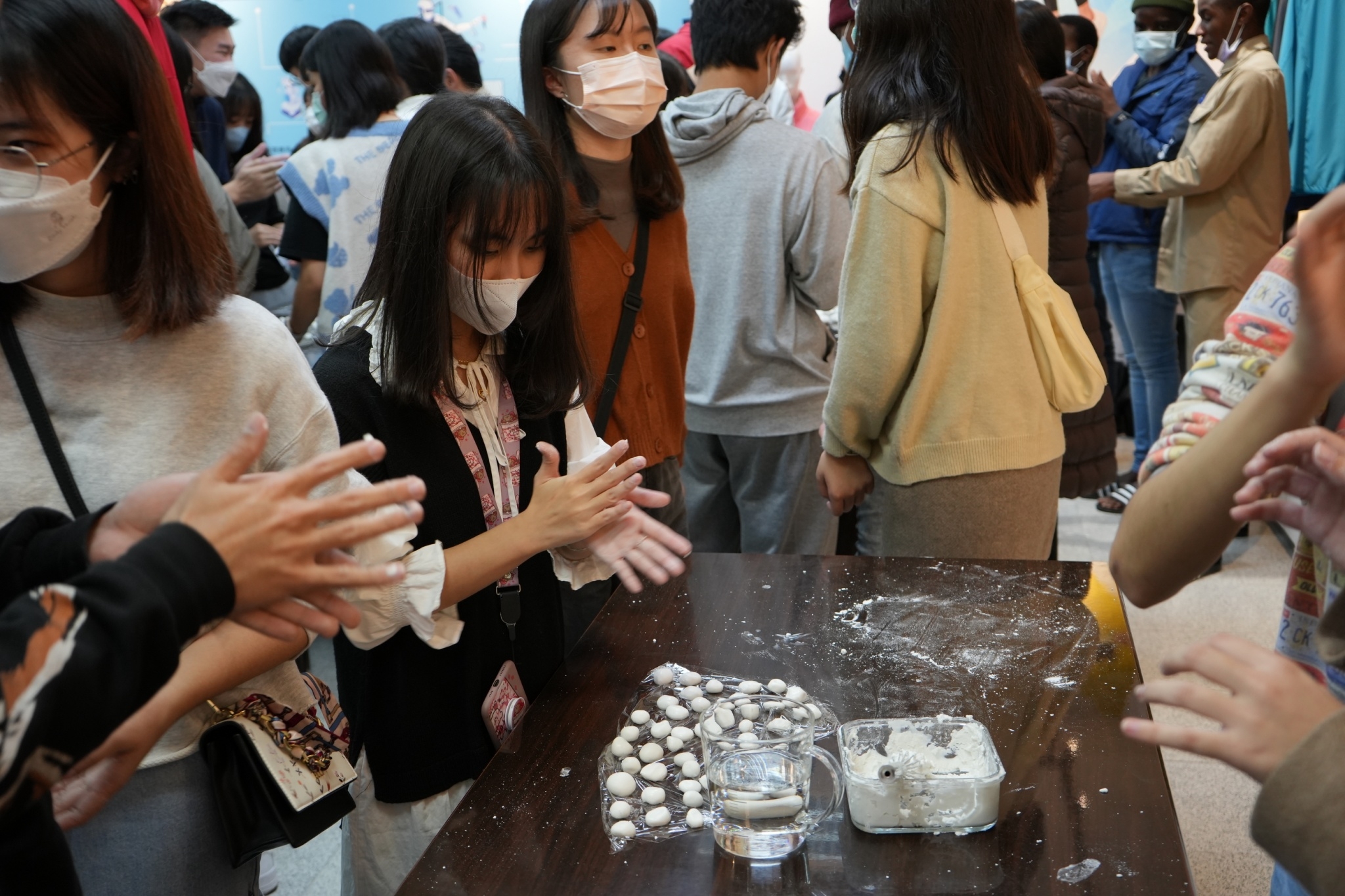 圖為亞大管院雙聯學制同學與國際生,一起搓湯圓、用英語話家常。