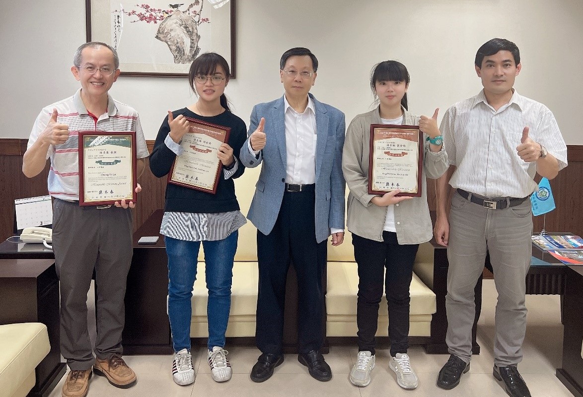 圖為亞大校長蔡進發(右3),與(由右而左)資電學院院長許慶賢、獲獎資傳系同學劉俞均和潘盈臻、指導教授陸清達等人合影。