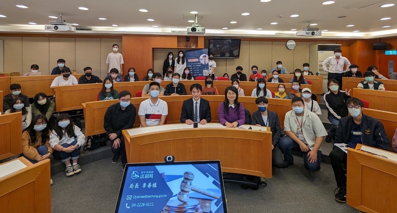 圖為台中市法制局長李善植(前排左3)受邀到亞大財法系,談「法律人的經驗分享」。