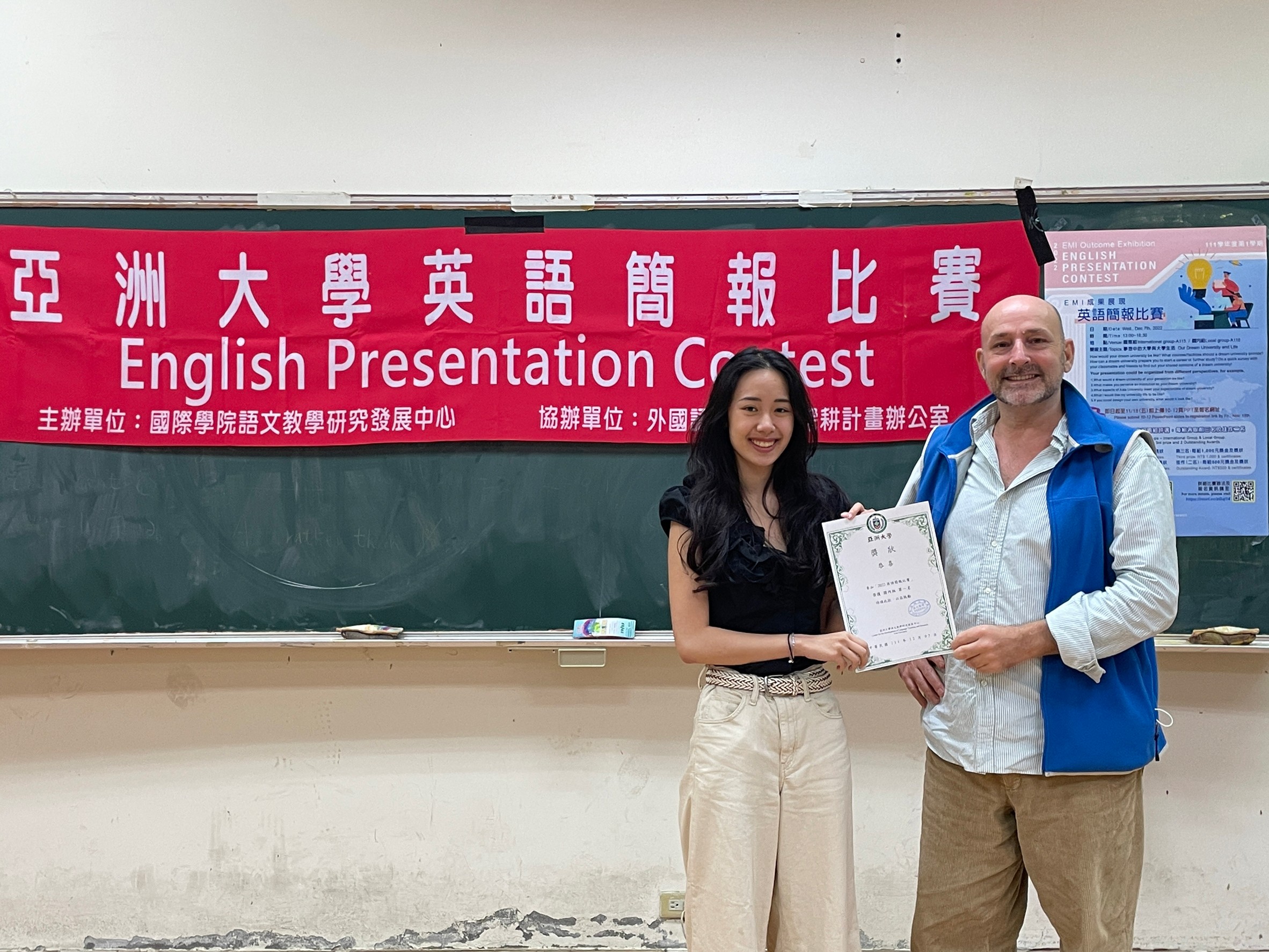 圖為美國籍評審老師湯馬斯老師(右),頒發獎狀給國內組第1名同學。