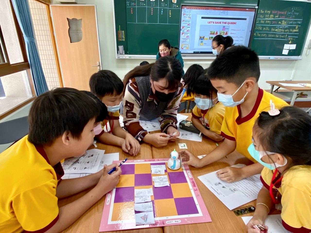 圖為亞大外文系團隊,到光正國小學教導小朋友繪製英文校園地圖,並規劃機器人行徑路線