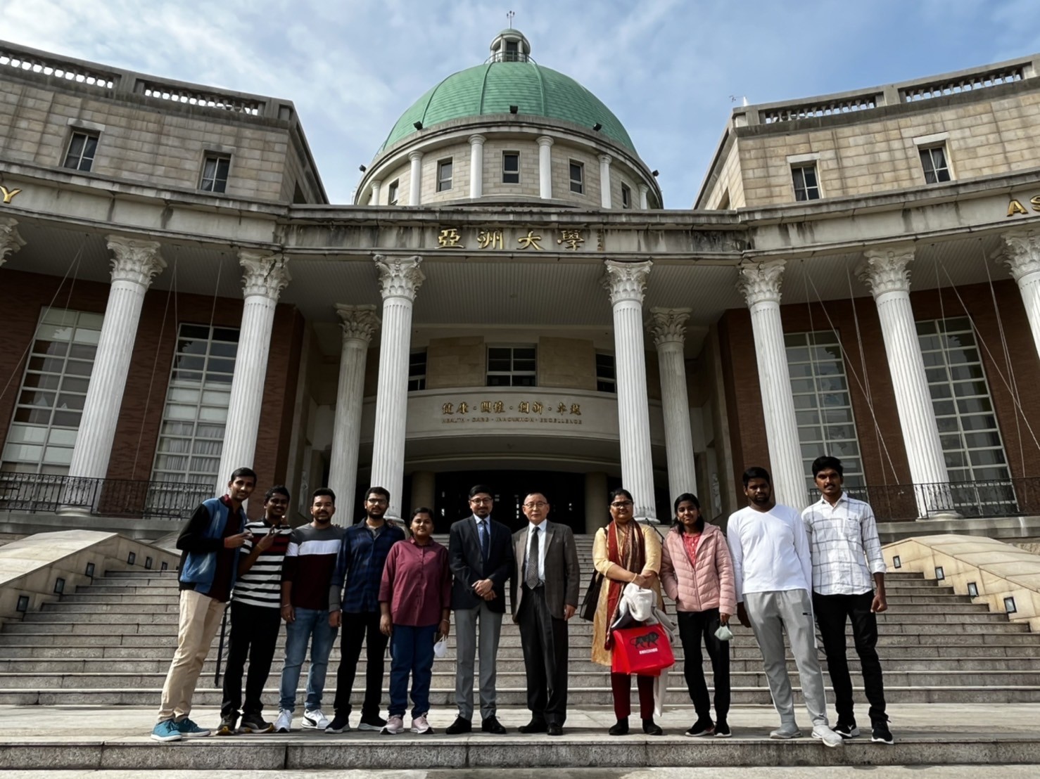 圖為國際學院院長陳英輝(右5)、偕同印度台北協會長戴國瀾(右6)、副會長Aparna Ganesan (右4),與亞大11名印度同學合影。