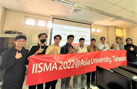 圖為亞大資電學院院長許慶賢(左5)、資工系主任張文鐘(左6),在IISMA交換生結業式,與印尼同學合影。