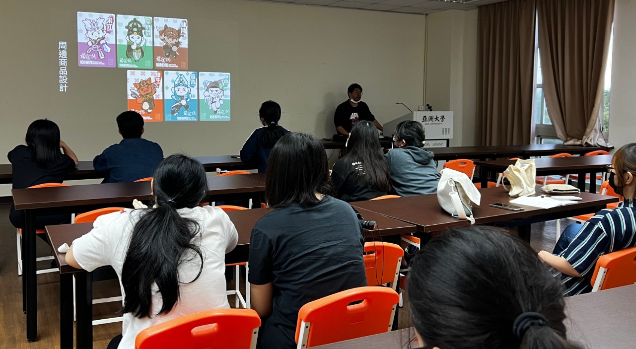 圖為動畫導演劉育樹(站立者),談「動畫在跨領域媒體的應用」。
