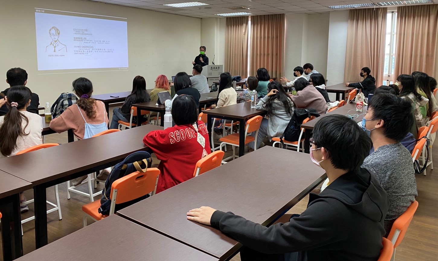 圖為遊戲製作人林宏宇(站立者),分享如何從零開始打造年度最佳遊戲的心路歷程。