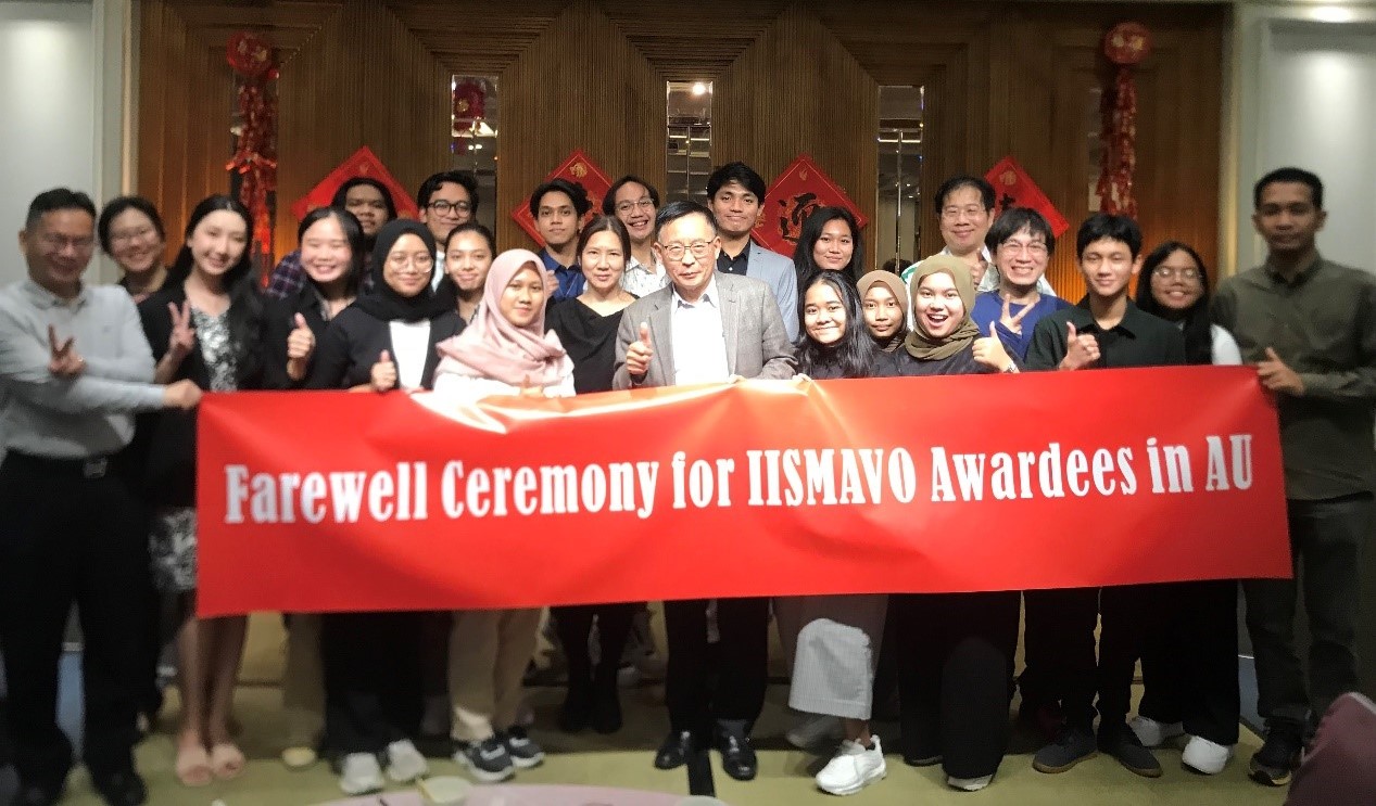 圖為亞大國際學院院長陳英輝(左6)、參與系所老師等,與印尼同學在歡送餐會上合影。