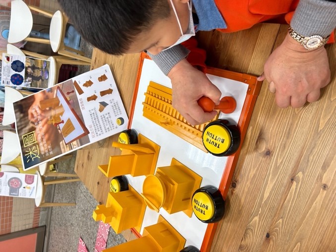 圖為視障幼兒體驗「迷圖」,了解外面建築物實際的模樣。