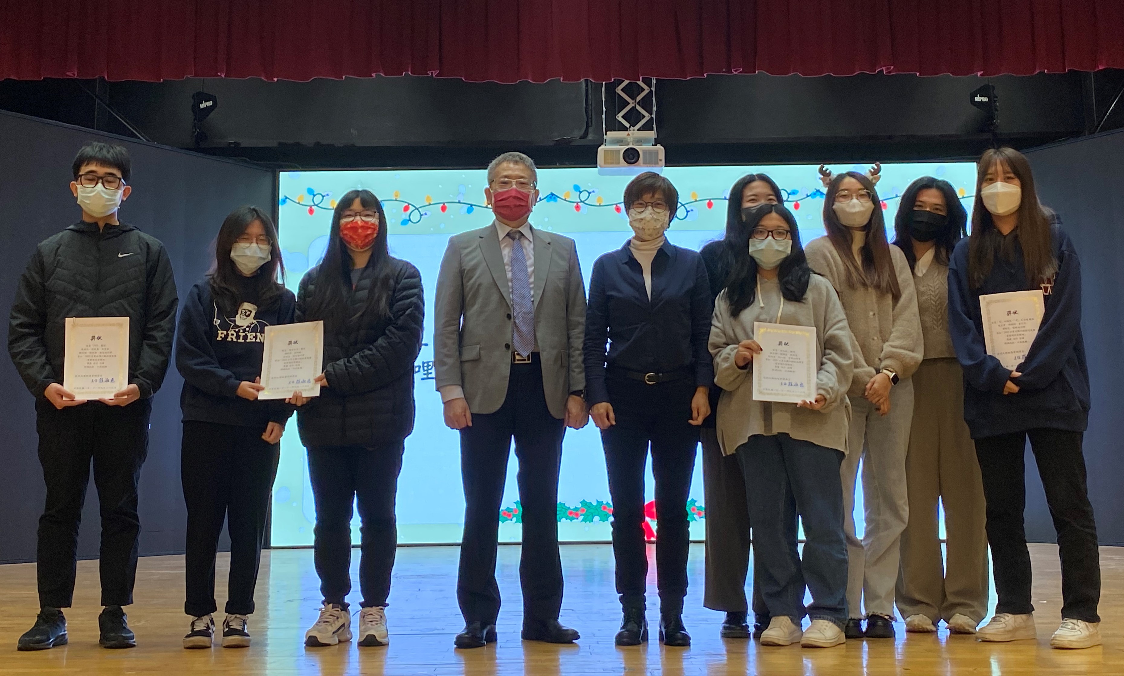 圖為經管系競賽績優同學代表,上台受表揚領獎,師生合影。