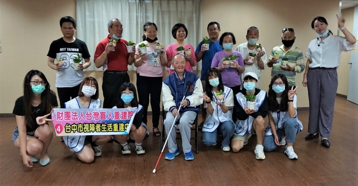 亞大社工系同學,參與盲人重建院中區服務中心舉辦的園藝輔療活動,社工系老師陳美智獲教育部績優亮點計畫。