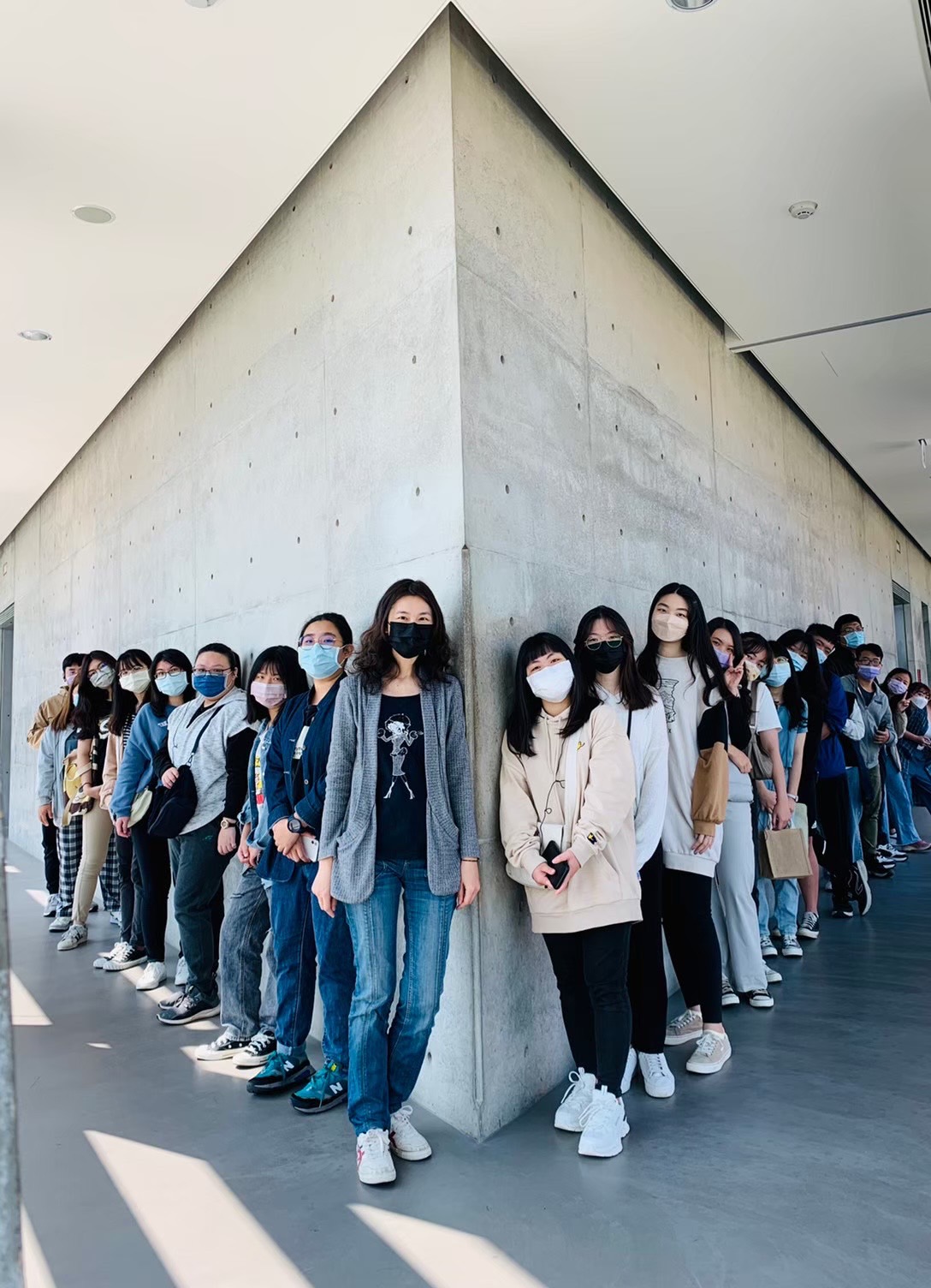 亞大通識中心羅方吟老師(左8),帶領學生善用亞大美術館資源提升學習興趣,獲教育部績優亮點計畫。