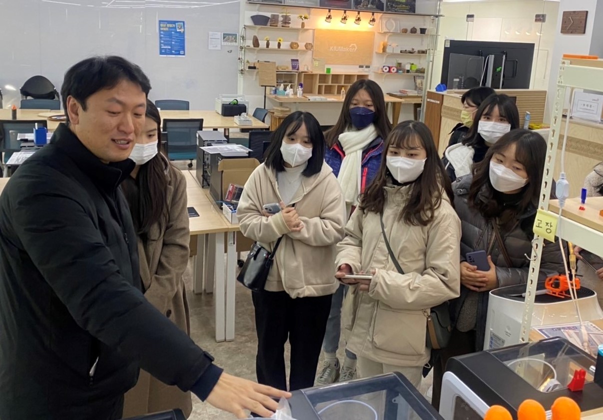 圖為亞大研習同學等,到孫院長文創研究室,瞭解各項設計成果,及設計後製的相關設備。
