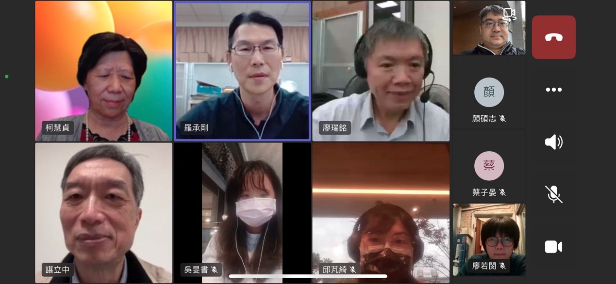 圖為衛福部心理健康司長諶立中(左下)、亞大副校長柯慧貞(左上)、亞大心理系主任廖瑞銘(右上)等人,進行心理健康線上研討。