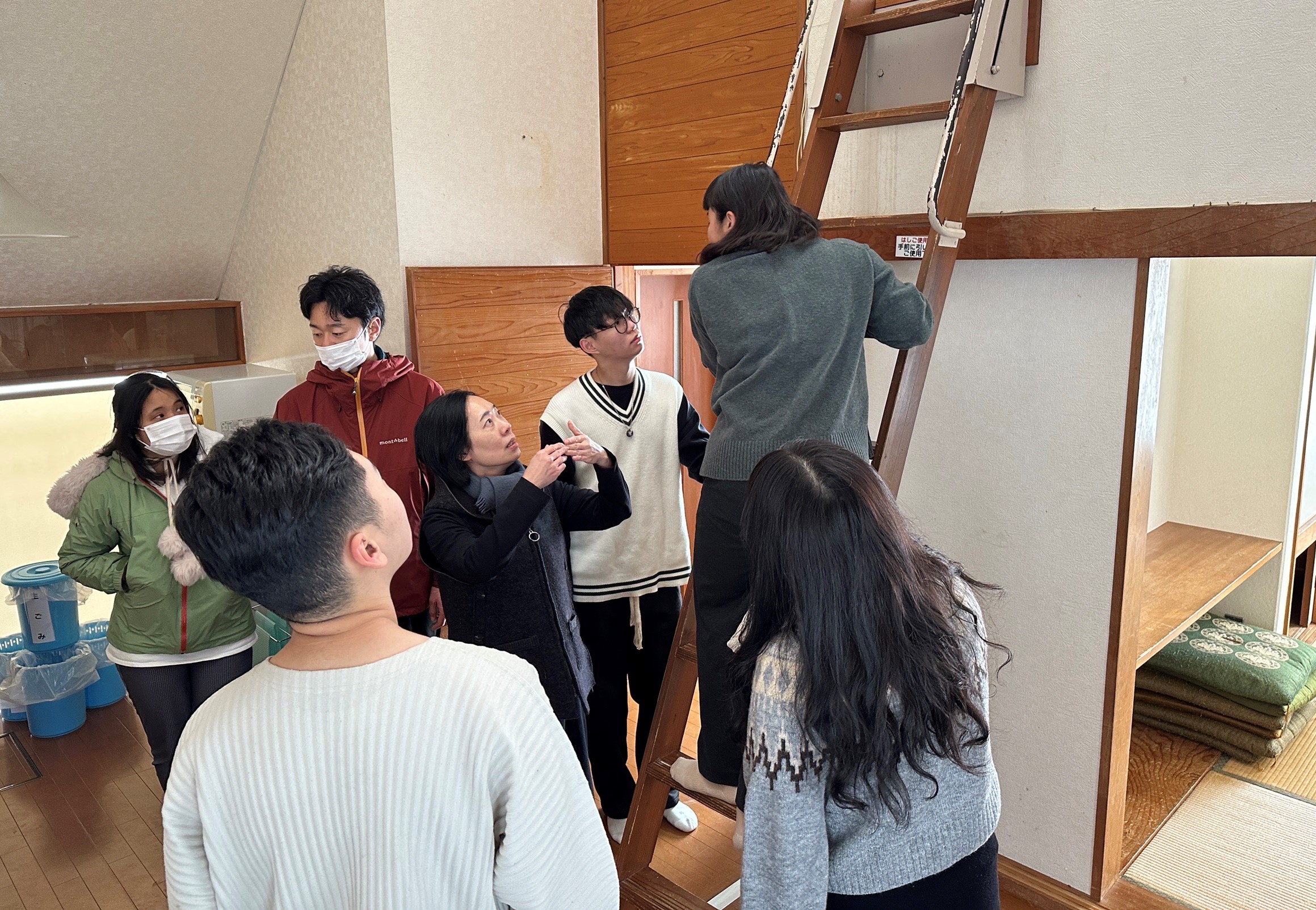 圖為亞大室設系師生,實際了解飯店房間內的日本傳統建築結構設計。
