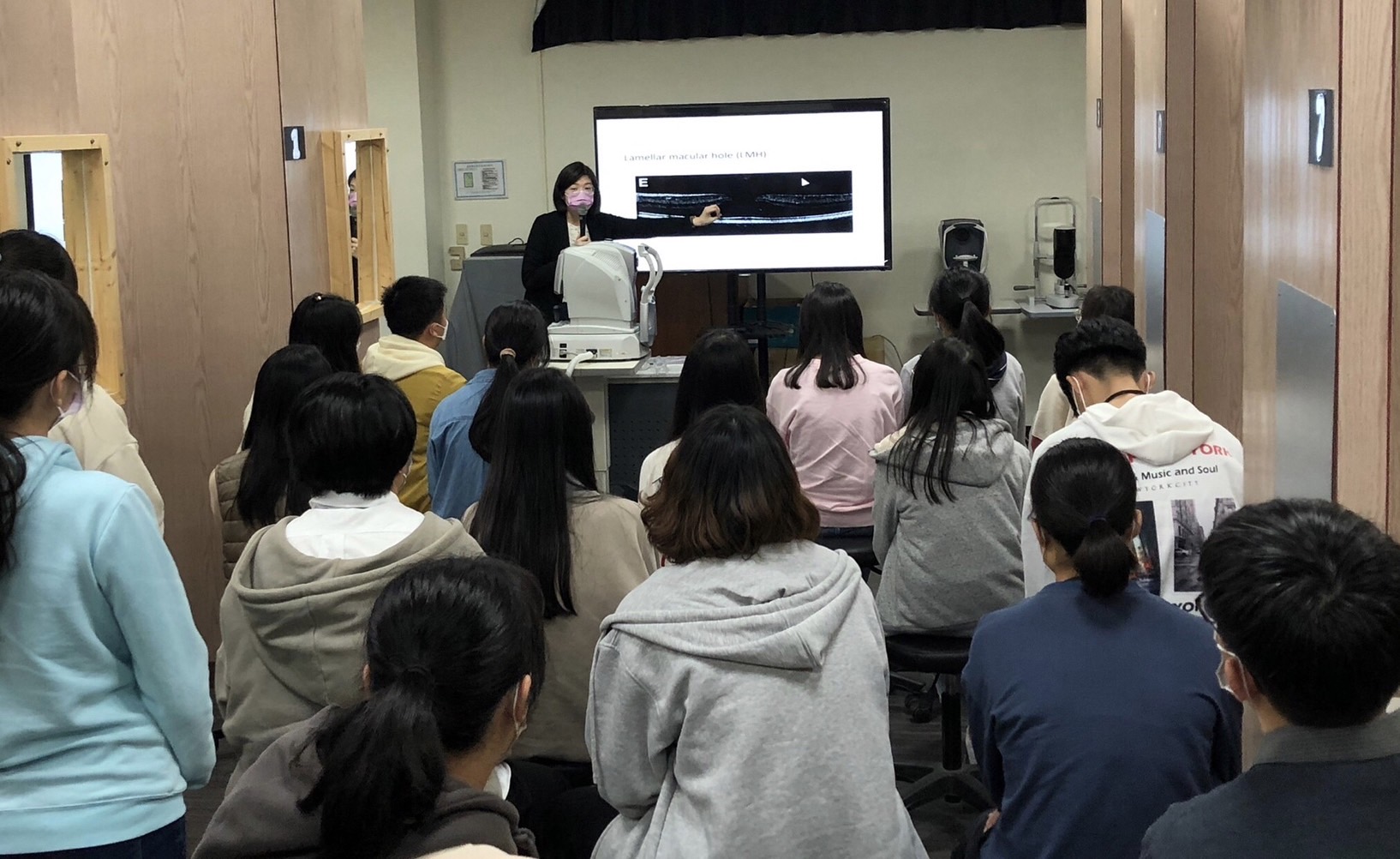 圖為在視覺機能檢查及儀器體驗課程中,參與同學能進一步認識眼睛內部構造和功能。