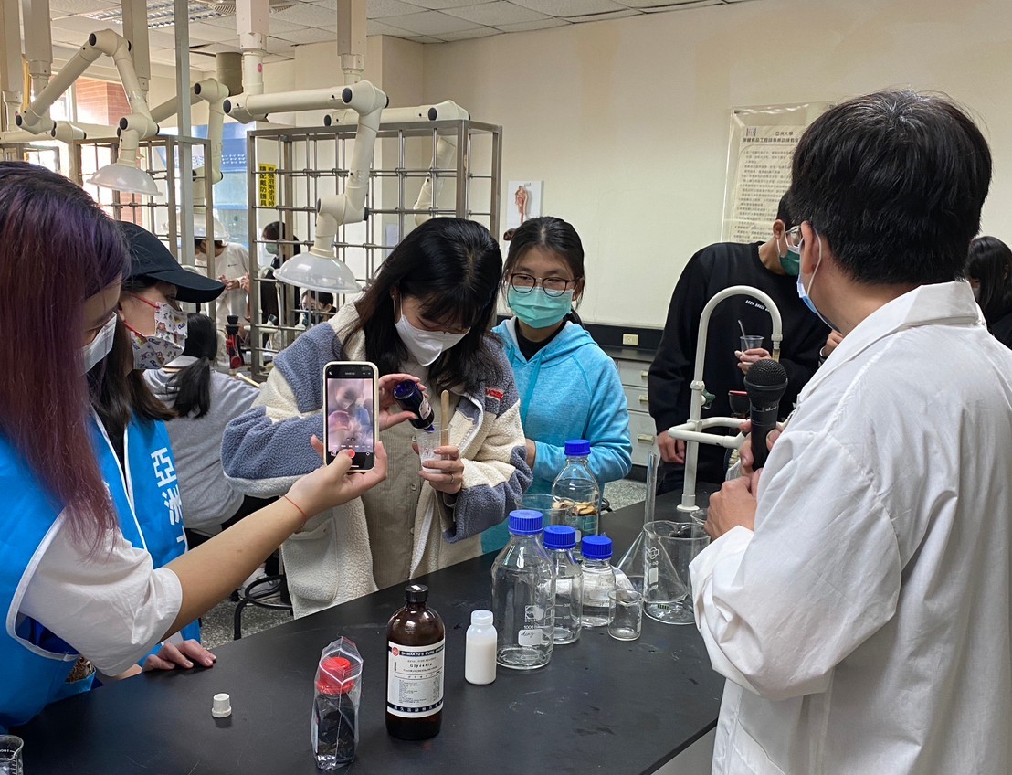 圖為鄧正賢老師(右1)講解台灣山芙蓉製作美白乳液的流程,參與同學十分認真的投入製作。