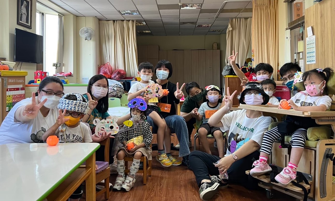圖為亞大社工系「療癒幸福看見愛」小組,帶領發展遲緩兒童學習人際互動。