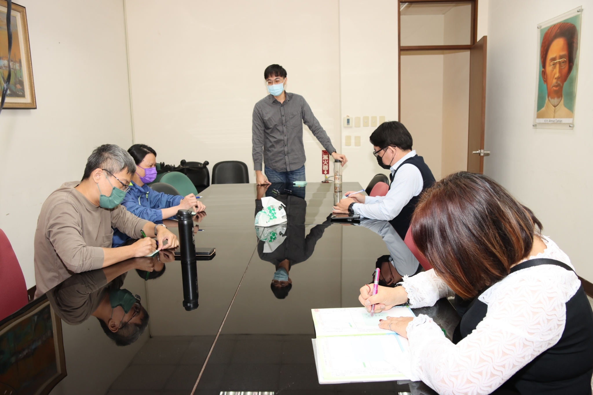 圖為「文學咖啡桌」活動,教師們相互討論教學現場各種狀況。