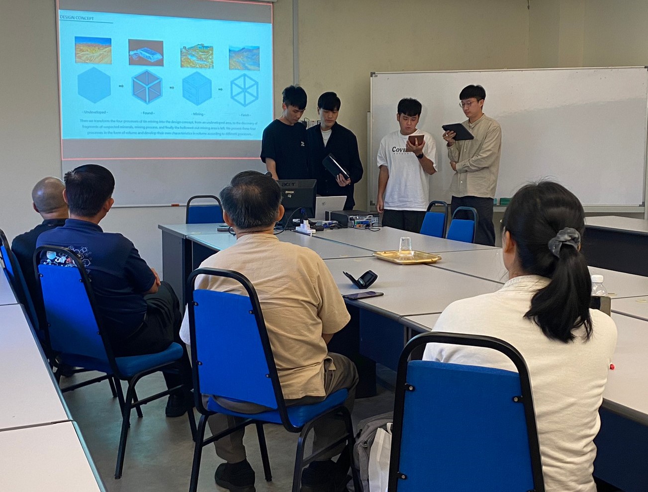 圖為亞大研習同學在拉曼大學課堂上,報告設計進度。