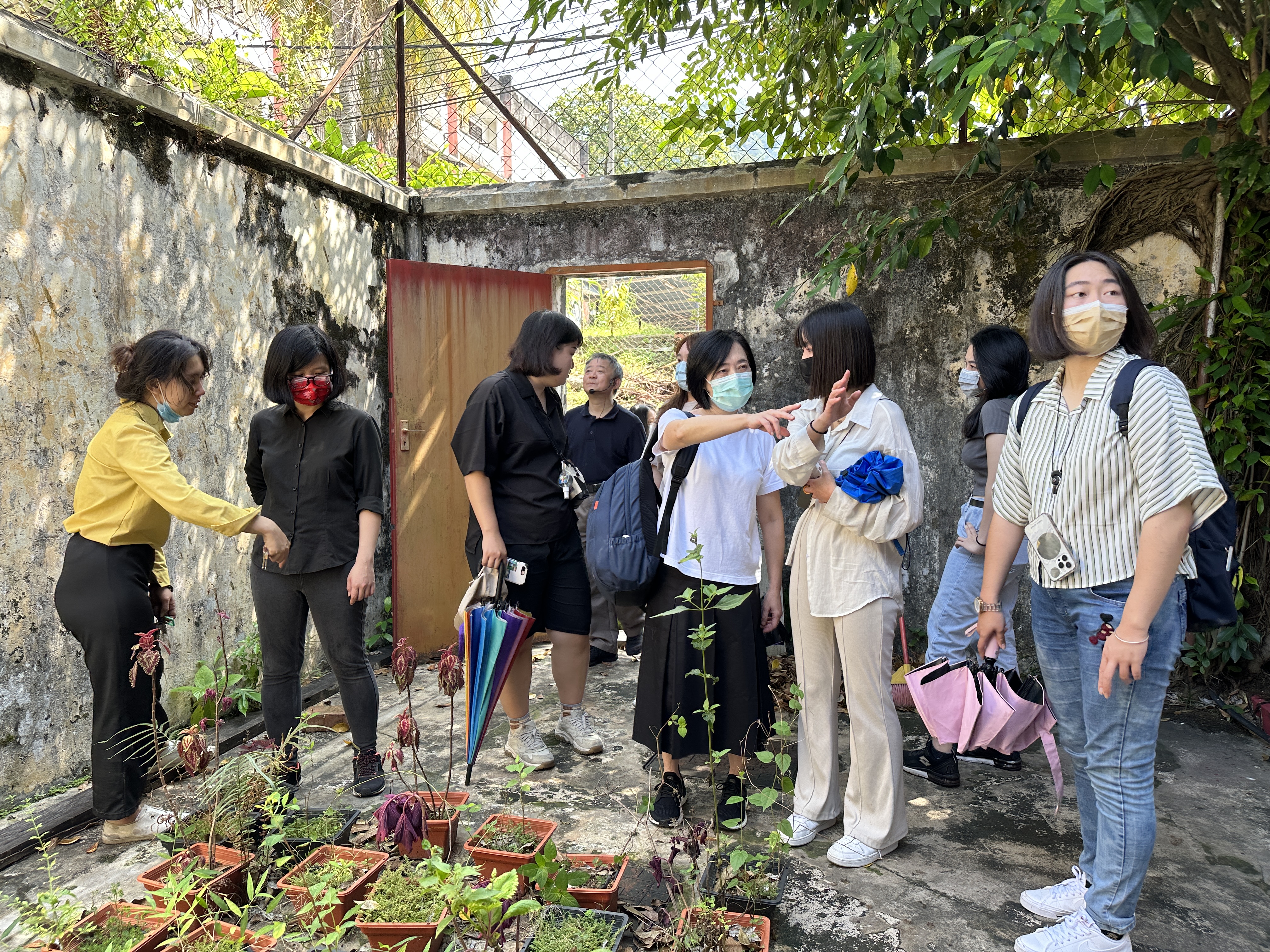 圖為亞大室設系師生,到馬來西亞金寶縣現場勘查,著手老街活化計畫。