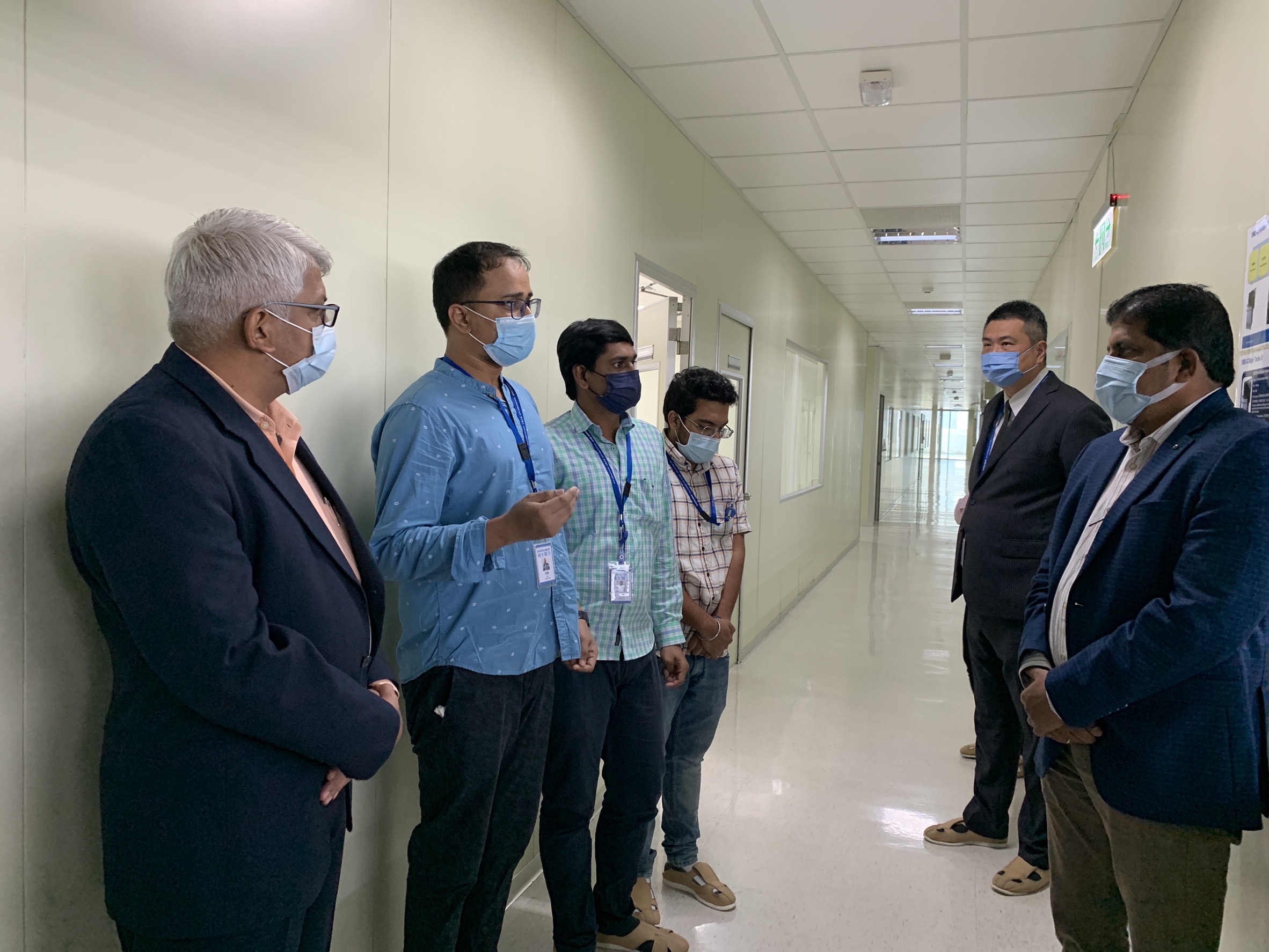 圖為SASTRA大學John Bosco Balaguru Rayappan(左1)、Swaminathan Sethuraman院長(右1),探訪在億光電子實習的印度學生,了解學習和生活狀況。