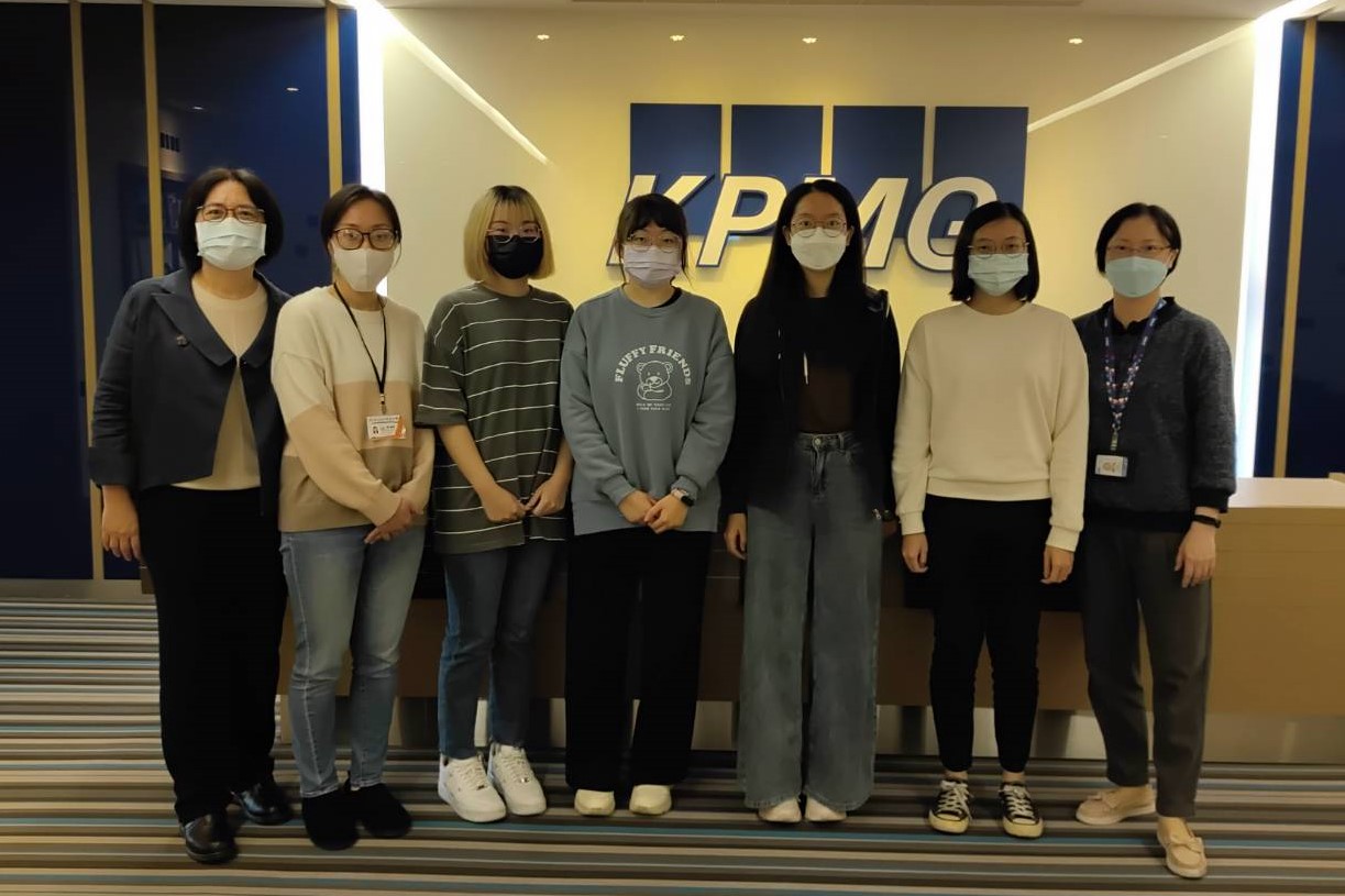 圖為亞大會資系老師陳瓊燕(右1),到安侯建業聯合會計師事務所探視亞大實習同學。