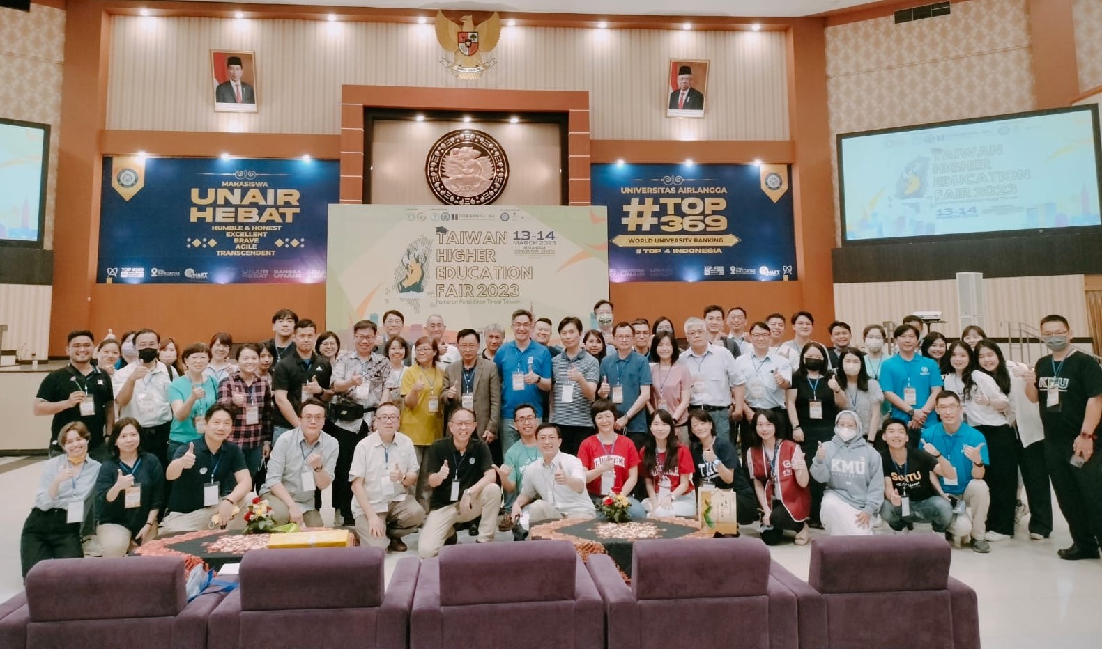 圖為亞大國際學院長陳英輝(2排左8),帶團主辦「2023印尼台灣高等教育展」的國內大學代表合影。說