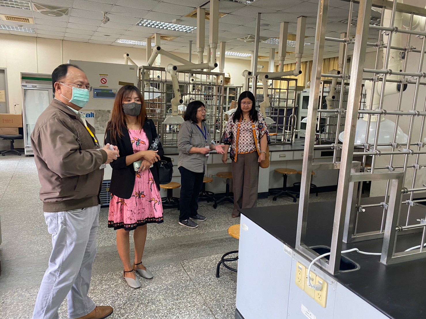 圖為印尼SCU農業科技學院長Laksmi Hartajanie(右1)、食品分子技術系主任Dyah Wulandari(右3)一行人參觀亞大保健系保健食品工程師專業實驗室,由蔡建鈞(左1)、葉貞吟(左3)老師解說實設備及國考證照的訓練內容。