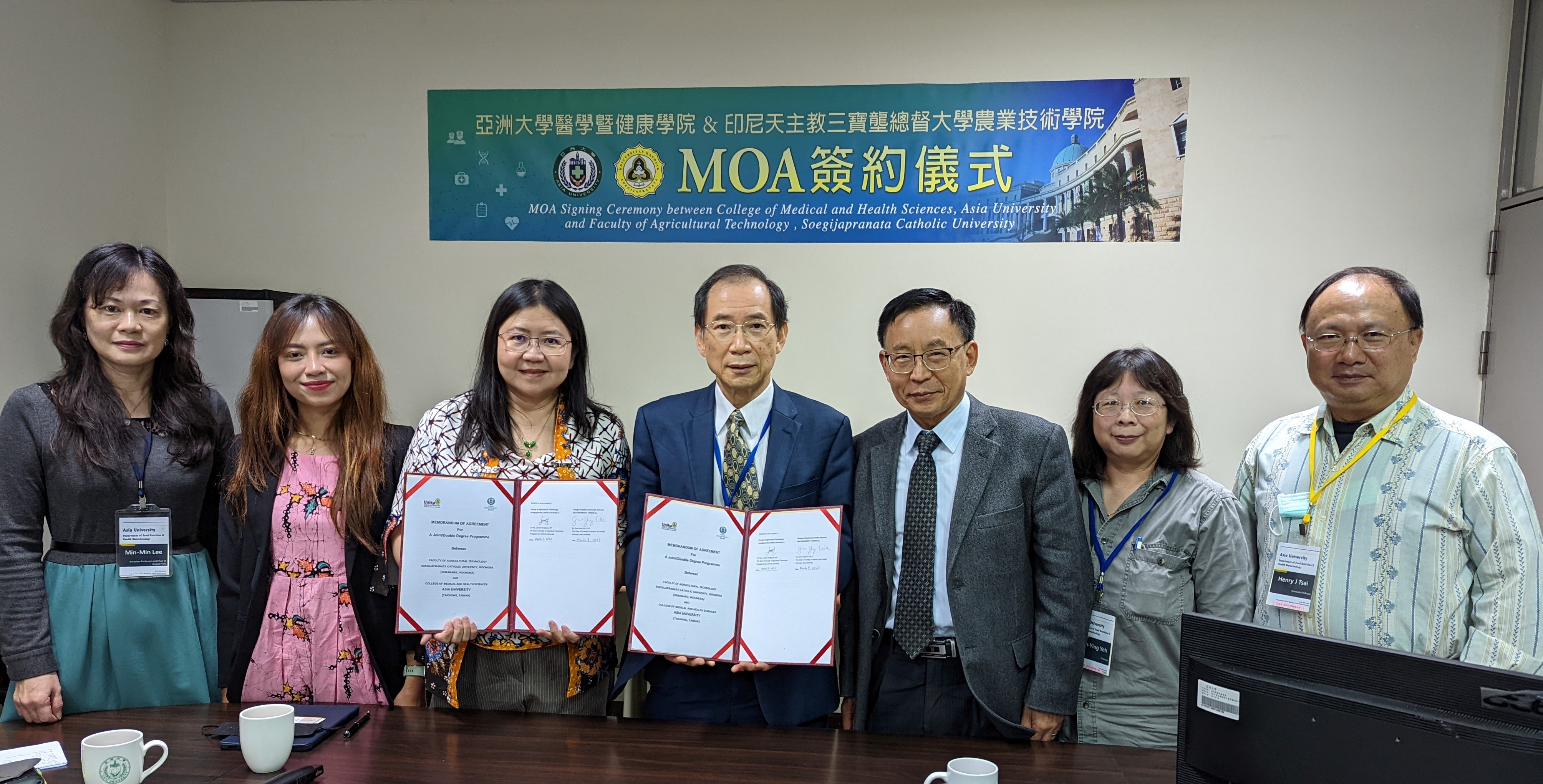 圖為亞大醫健學院,與印尼三寶壟天主教大學簽訂合作備忘錄,(由左而右)亞大保健系主任李明明、SCU食品分子技術學系系主任Dyah Wulandari、SCU農業科技學院長Laksmi Hartajanie、亞大醫健學院長吳俊忠、亞大國際學院長陳英輝、保健系葉貞吟老師、蔡建鈞老師合影。