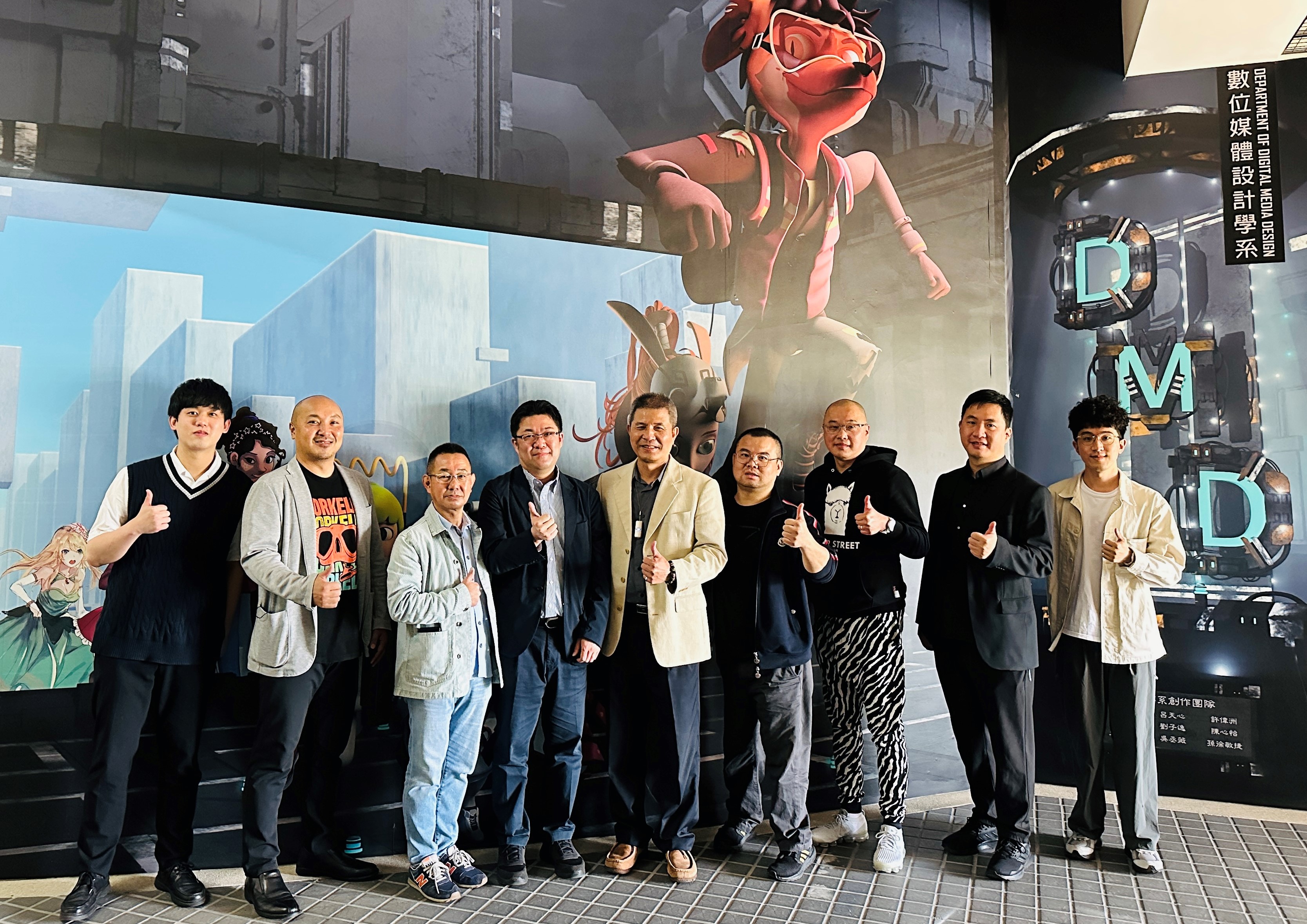 圖為台日交流座談(由左而右),翻譯楊森、平柳竜樹執行長、村松誠理事、山田裕之本部長、陳啟雄院長、數媒系趙文鴻主任、視傳系方曉偉主任、洪育府老師、張䕒澤老師。