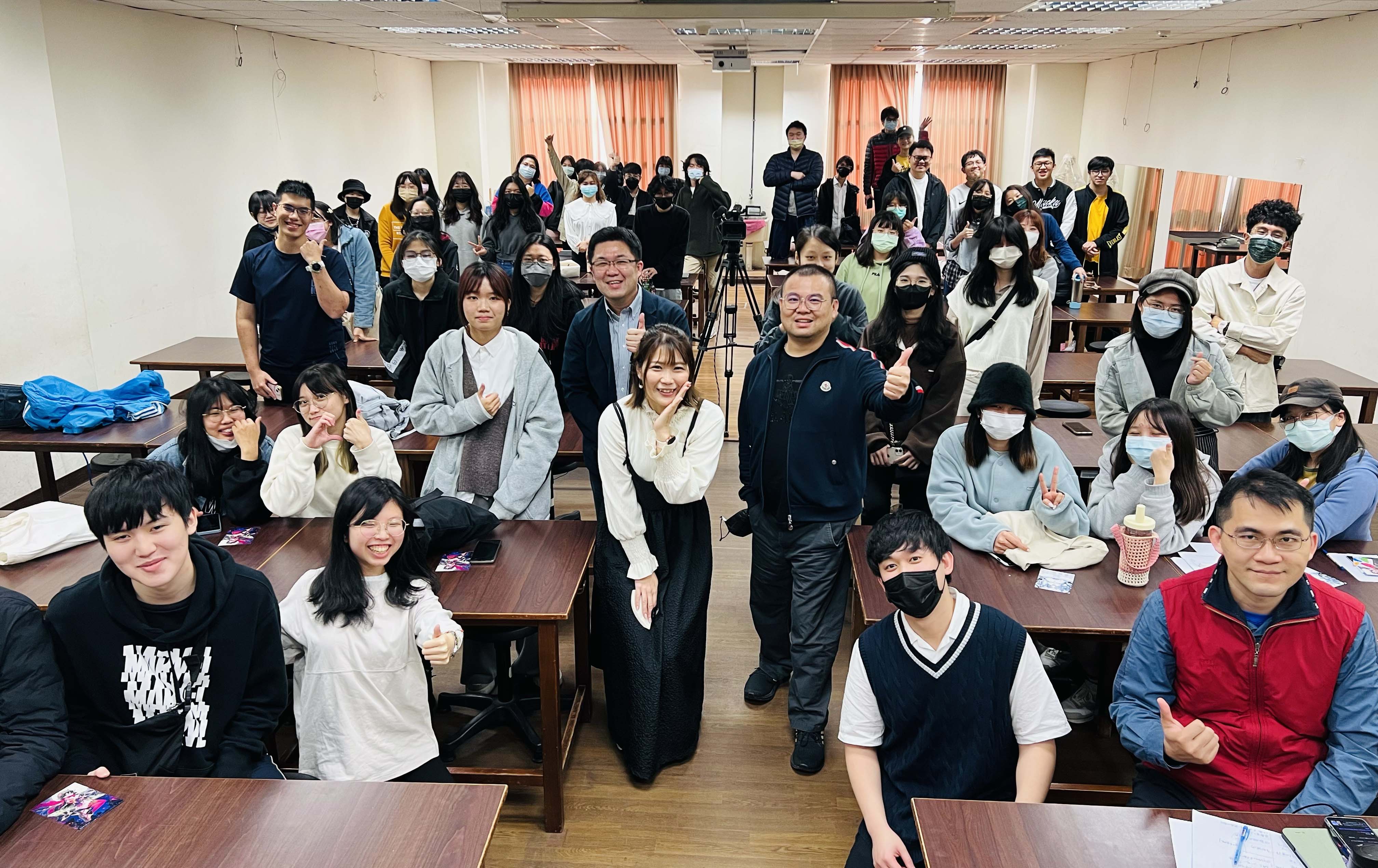 圖為數位繪畫創作工作坊獲熱烈迴響,桜ちょみ老師(第2排左4)、數媒系趙文鴻主任(第2排左5),和參與同學合影。